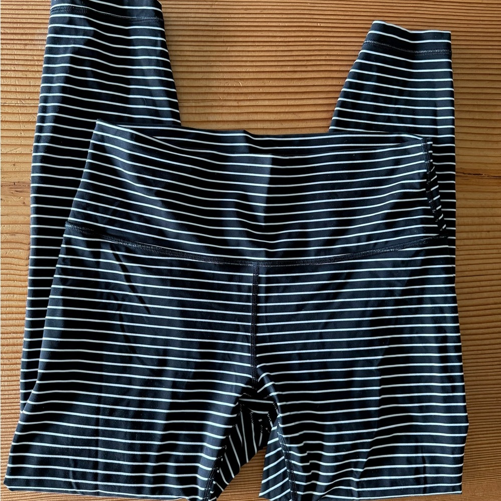 Lululemon Black & White Leggings - Picture 5 of 7